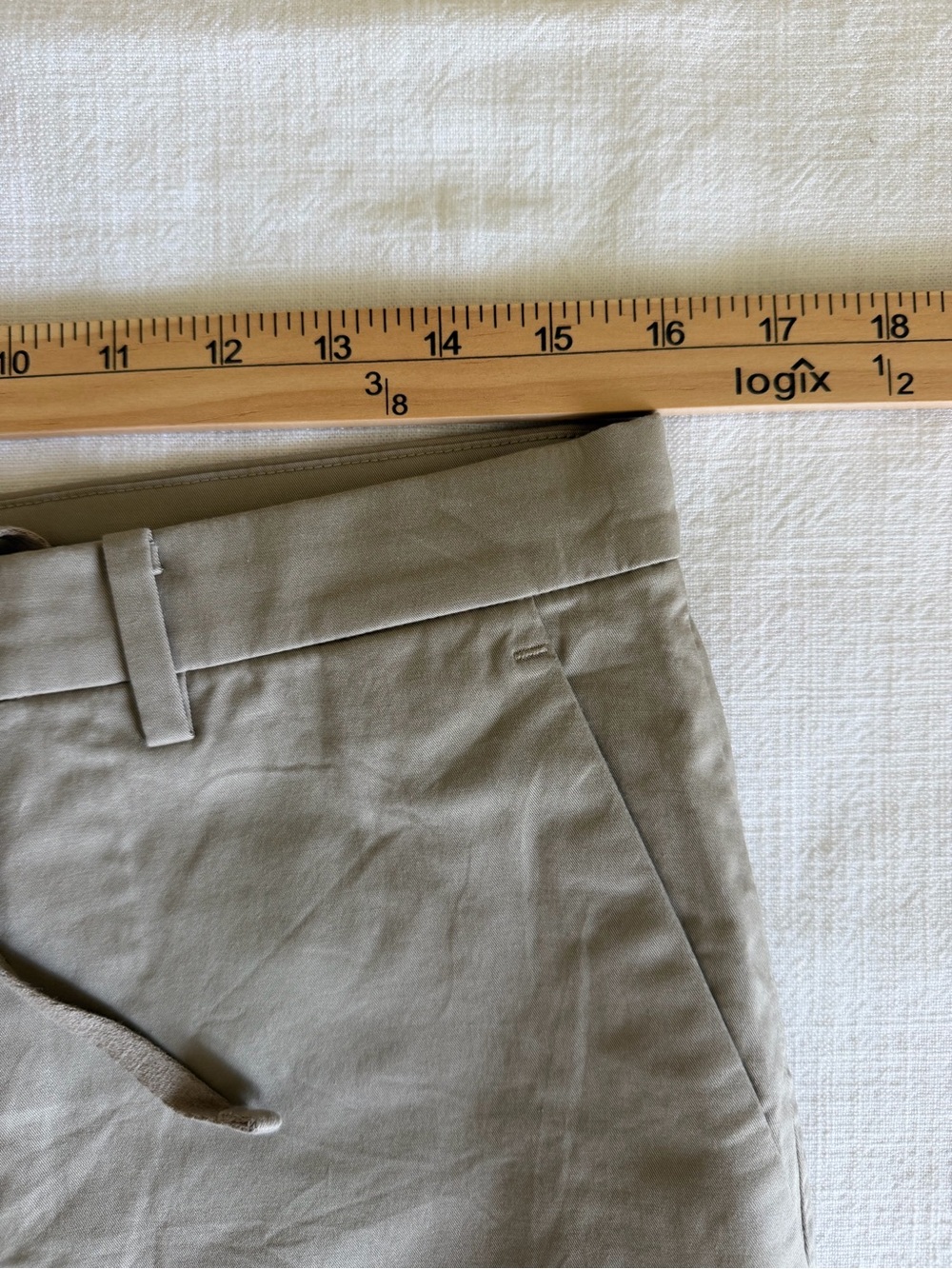 Uniqlo Men's Classic Chino Shorts in Light Khaki - Picture 6 of 8